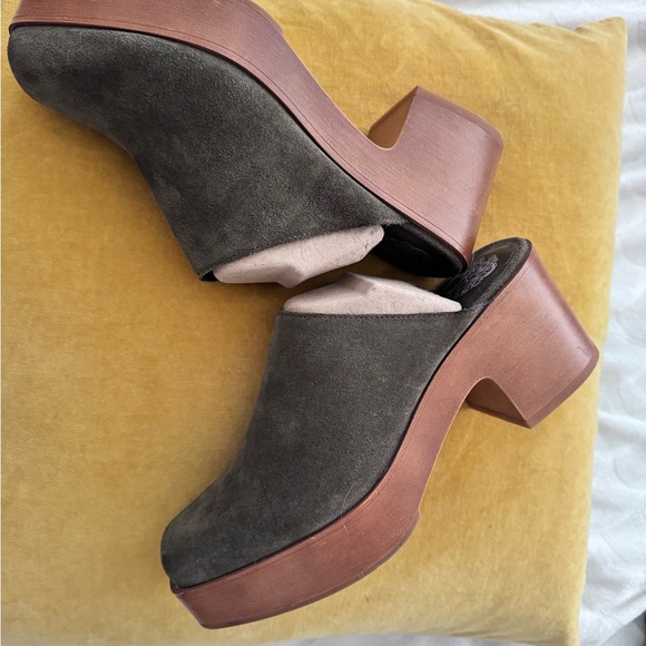 Vince Camuto Olive Suede Platform Mules with a Brown Heel - Picture 2 of 5
